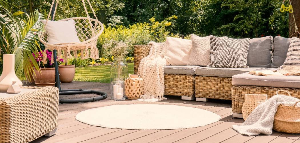How to Remove Mold From Lawn Furniture