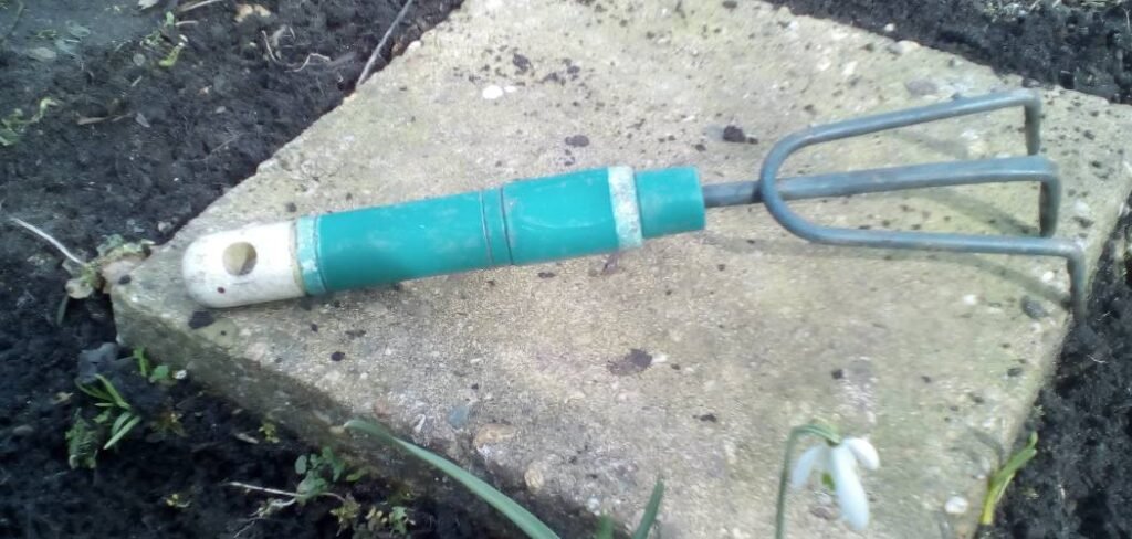 How to Use a Hand Cultivator