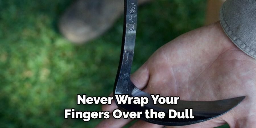 Never Wrap Your 
Fingers Over the Dull